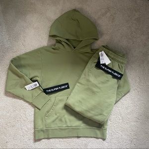 Aritzia green sweatsuit in size M - NEVER WORN